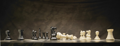This shows a photo of a chess set.