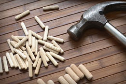 This photo shows various sizes of dowels and a hammer.