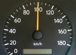 Photograph of a speedometer with the smallest division of 5 kilometres per hour.