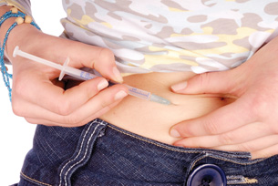 The photo shows a woman administering an insulin injection into her abdomen.