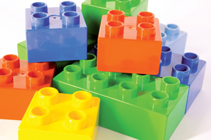 A photograph shows many plastic building blocks. 