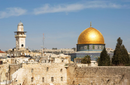 This photographs shows the Wailing Wall and, in the background, the Dome of the Rock.